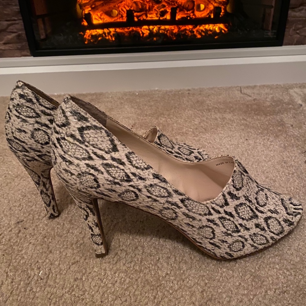 Tahari Snake Skin Print Pump